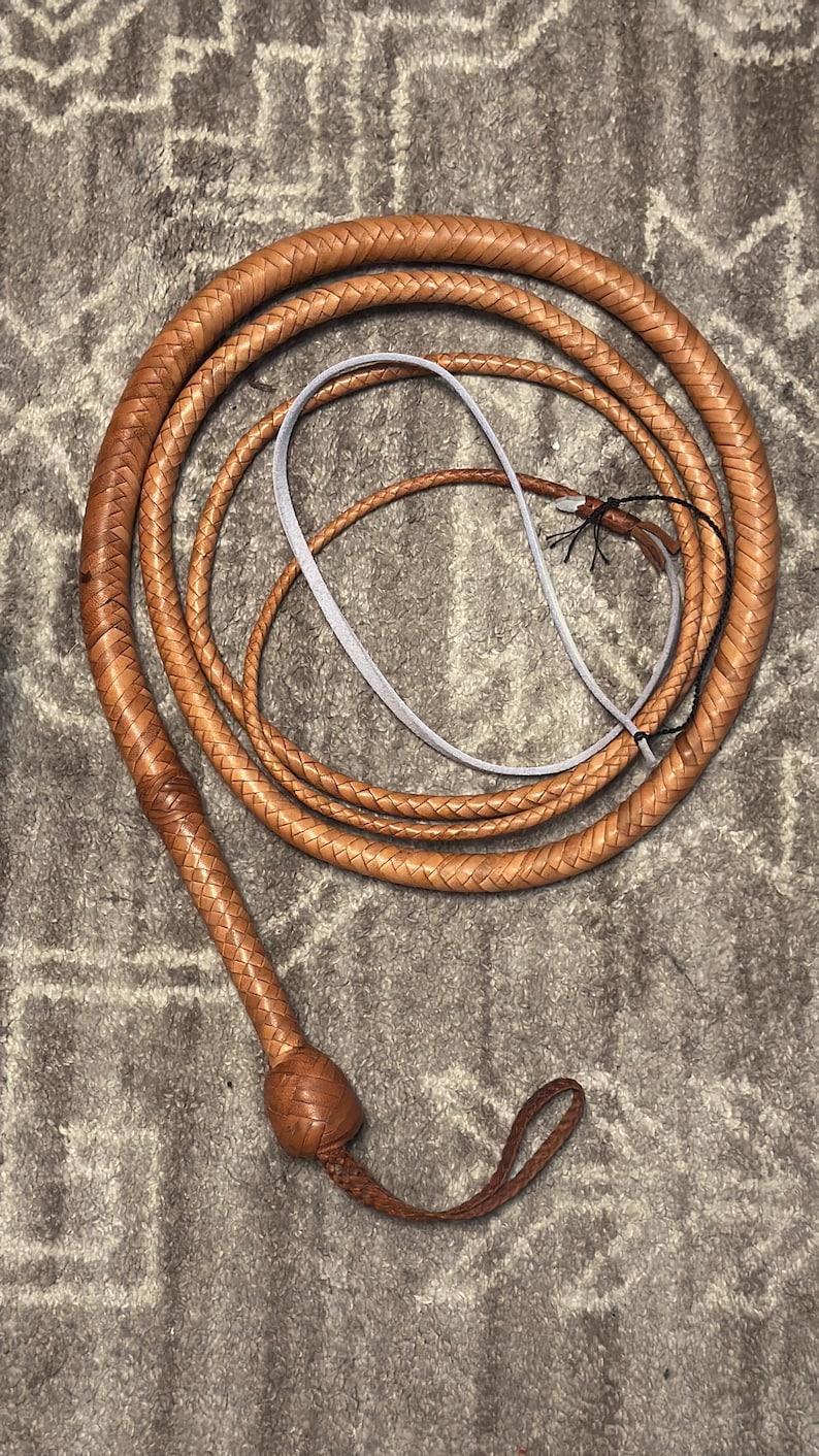 Látigo de canguro INDIANA JONES de F&G Customs - El látigo de canguro incluye un soporte para látigo GRATIS. imagen 2