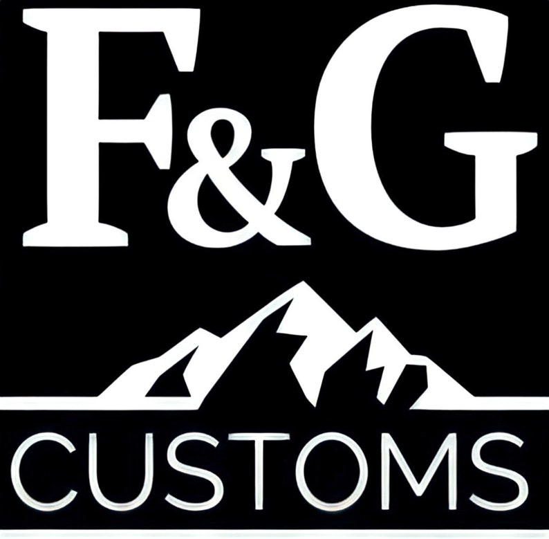 Puede incluir: Logotipo blanco sobre fondo negro con el texto "F&G CUSTOMS". El logotipo presenta una cordillera de monta&ntilde;as estilizada.