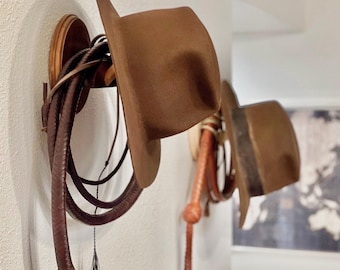 INDIANA JONES - F&G CUSTOMS Cravache murale et crochet de suspension pour chapeau Fedora (chapeau/fouet non inclus)