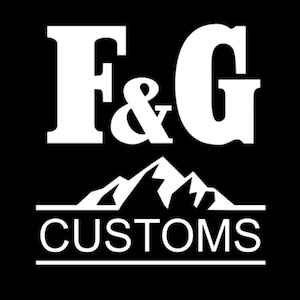 Puede incluir: Logotipo blanco sobre fondo negro. El logotipo presenta las letras "F & G" sobre un gr&aacute;fico de cordillera y la palabra "CUSTOMS" en una fuente sans-serif, subrayada con una l&iacute;nea.