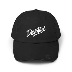 Peut inclure: Une casquette de baseball noire avec un aspect usé et vieilli, présentant des bords effilochés sur la visière et les panneaux. Le mot Devoted est brodé en écriture blanche stylisée au centre de l'avant de la casquette, dotée d'une calotte structurée.