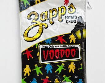 70g New Orleans Voodoo Chip Bag from the USA. Our zippered bags are fabric lined and covered in a durable PVC.