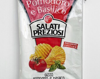 70g Tomato & Basil Flavoured Potato Chips from Italy. Our zippered bags are fabric lined and covered in a durable PVC.