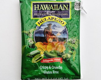 42g Jalapeño Hawaiian Kettle Style Chip Bag from the USA. Our zippered bags are fabric lined and covered in a durable PVC.