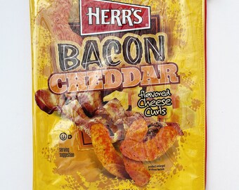 198g Bacon Cheddar Flavoured Cheese Curls Bag from the USA. Our zippered bags are fabric lined and covered in a durable PVC.
