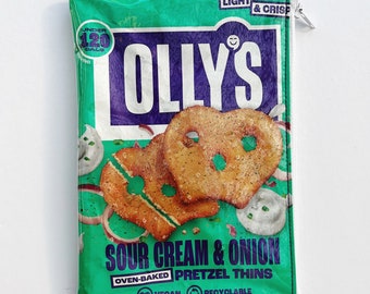 140g Sour Cream & Onion Pretzel Thins Bag from the UK. Our zippered bags are fabric lined and covered in a durable PVC.