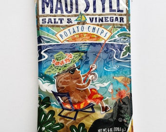170g Maui Salt & Vinegar Potato Chip Bag from the USA. Our zippered bags are fabric lined and covered in a durable PVC.