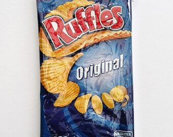 140g Ruffles Potato Chips from Spain. Our zippered bags are fabric lined and covered in a durable PVC.