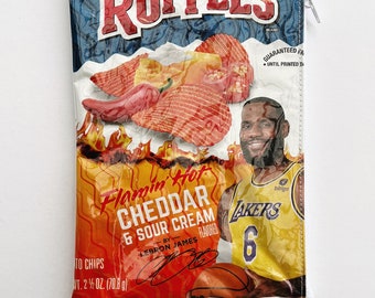 70g Cheddar & Sour Cream Ruffles Chip Bag from the USA. Our zippered bags are fabric lined and covered in a durable PVC.