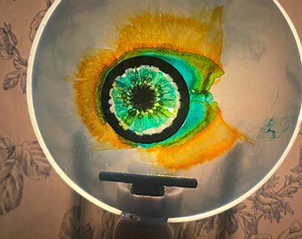 Lámpara de noche con detalle de flor rodeada por un círculo