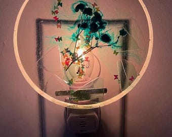 Flores azules a la luz de la noche