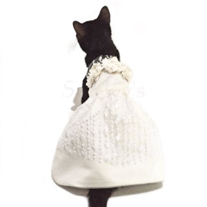 Haustier Hund Katze Hochzeitskleid. Weißes Kleid aus Spitze mit Blumenstickerei. Schlichtes Brautkleid. Schulterfrei durchsichtige Spitze. Garten-Partykleid.