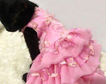 Vestido de cumpleaños con volantes y flores 3D en color rosa para perros y gatos