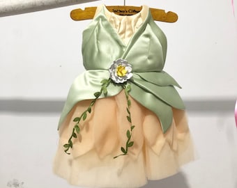 La princesse Tiana et la robe grenouille pour chat chien lapin. Robe de princesse Disney faite sur mesure pour les animaux de compagnie.