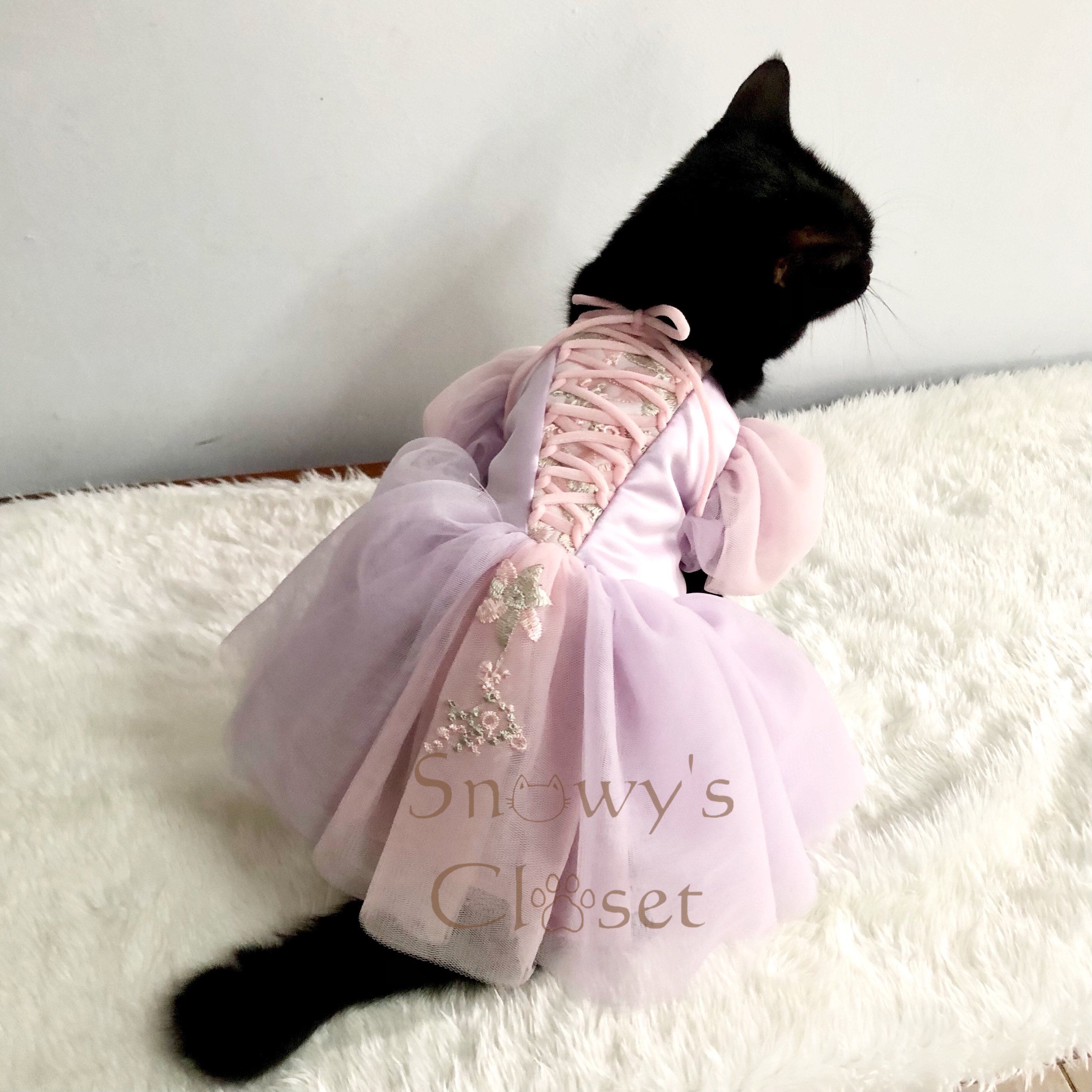 Une Vraie Barbie Dans Une Robe Rose Avec Des Chats Mignons