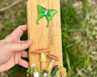 コテージコア風のオオミズアオとキノコの壁飾り、風変わりな森のアート、苔むした妖精の庭の吊り下げ飾り、自然をモチーフにしたギフト