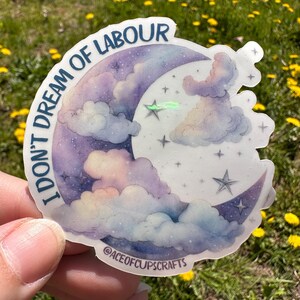 Könnte beinhalten: Ein Aufkleber mit einem Halbmond und Wolken in Lila, Blau und Weiß. Der Text "I DON'T DREAM OF LABOUR" ist um den Mond gebogen. Der Aufkleber hat einen holografischen Stern und das Logo @aceofcupscrafts.
