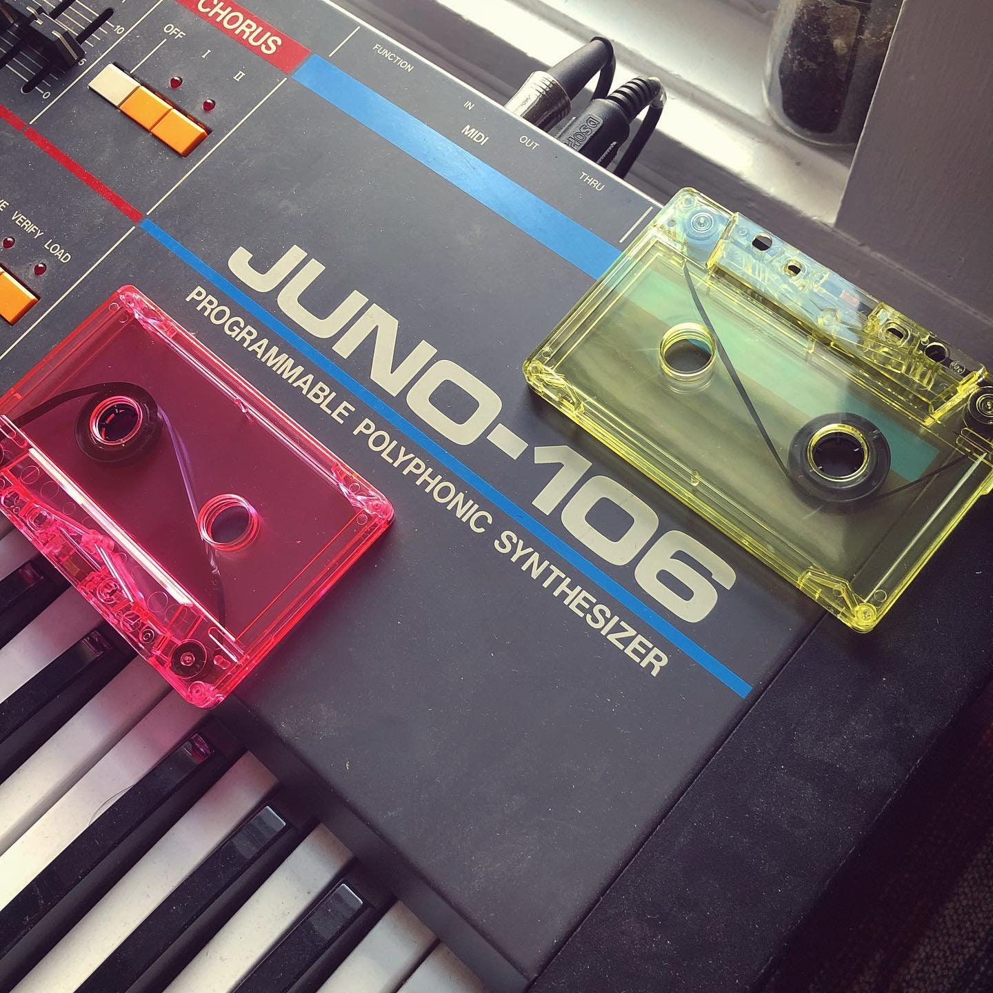 Chiuda Sulla Foto Del Nastro A Cassetta Sopra La Tavola Di Legno Vista Superiore Retro Filtrato Image61886938