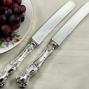 Antique 1847 Rogers Bros Vintage 1904 Dinner Knives Pair Silverplate Grape Pattern 9.75 Inch Flatware