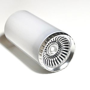 Puede incluir: Un modelo plateado de un motor a reacción con un cuerpo blanco y un diseño detallado de aspas de ventilador.