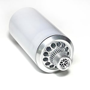 Puede incluir: Un micrófono plateado con un cuerpo cilíndrico blanco y una rejilla circular con múltiples agujeros. El micrófono tiene una pequeña pantalla de malla plateada redonda en el extremo.