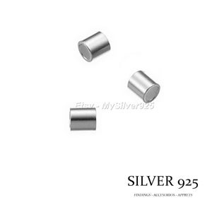 Peut inclure: Trois embouts en argent 925 pour la fabrication de bijoux. Les embouts sont cylindriques et ont une finition lisse et polie.