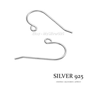 Puede incluir: Dos ganchos para pendientes de plata 925. Los ganchos están hechos de un alambre fino y tienen un diseño simple. Son perfectos para hacer pendientes.