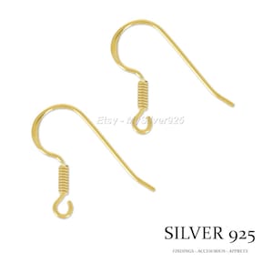 Peut inclure: Deux crochets d'oreille dorés avec une fermeture à ressort. Les crochets sont en argent sterling 925.