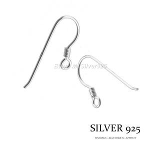 Puede incluir: Dos ganchos para pendientes de plata 925. Los ganchos son de metal y tienen un diseño sencillo. Son perfectos para hacer pendientes.