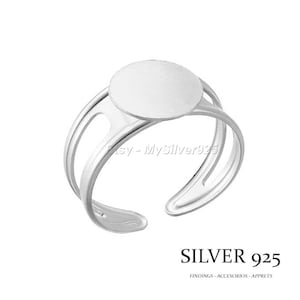 Puede incluir: Anillo de plata con un bisel redondo, en blanco, de plata. El anillo es ajustable y tiene un diseño simple y moderno.  SILVER 925 FINDINGS - ACCESORIOS - APPRETS
