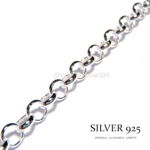 Puede incluir: Una cadena de plata hecha de pequeños eslabones redondos. La cadena es de plata 925, una aleación de plata de alta calidad.