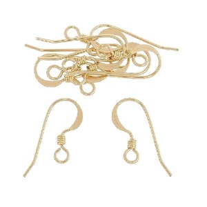 Pode incluir: Um conjunto de 10 ganchos para brincos dourados. Os ganchos são feitos de metal e têm um design simples e elegante. São perfeitos para fazer seus próprios brincos.