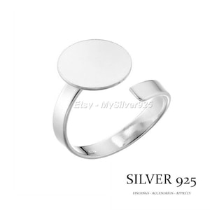 Pode incluir: Um anel de prata com um bezel redondo e vazio de prata. O anel é ajustável e feito de prata 925. Etsy - MySilver925