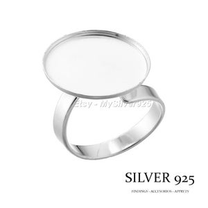 Pode incluir: Um anel de prata com uma configuração de bezel redonda para uma pedra cabochão. O anel é feito de prata de lei, que é marcado com "SILVER 925".