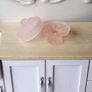 Miniatur-Kuchenständer im Maßstab 1:12, Miniatur-Kuchenständer rosa, Puppenhausminiatur, Puppenhaus-Kuchenständer, Mini-Kuchenständer, 12. Maßstab