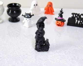 Dollhouse miniature Halloween decor in 1:12 scale, dollhouse miniature, miniature Halloween, miniature skulls and crows figure, 12th scale