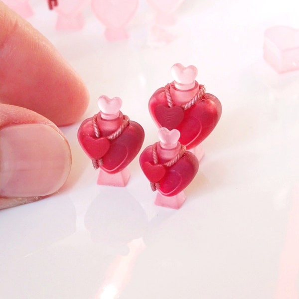 Miniature love potion bottle in 1:12 scale, miniature love potion, dollhouse miniature, miniature heart bottle, mini love potion,12th scale