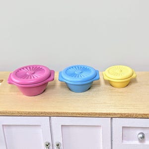 1:12 Set of 3 miniature Tupperware containers, dollhouse miniature Tupperware, miniature retro tupperware, miniature for dollhouse, 12th