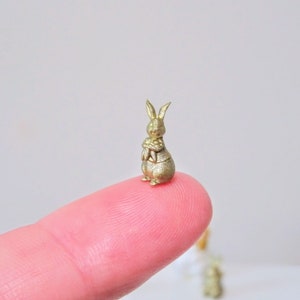 Miniatur-Goldhase im Maßstab 1:12, Miniatur-Osterdeko, Minihase, kleiner Hase, kleiner Osterhase, Puppenhausminiatur im Maßstab 1:12
