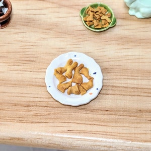 Miniature Easter cookies on a handmade ceramic plate, 1:12 scale, miniature food, dollhouse miniature, miniature cookies, mini cookies, OOAK