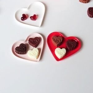 Miniature heart plate of chocolate treats for Valentine&#39;s Day, dollhouse miniature, miniature food, 1:12 scale, dollhouse food, 12th scale