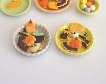 Miniature handmade ceramic dish with halloween cookies, 1:12 scale, miniature cookies, miniature food, dollhouse miniature, 12th scale