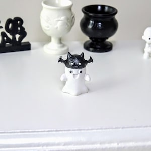 Miniature Halloween ghost with his bat hat, 1:12 scale, dollhouse miniature ghost, miniature Halloween ghost figurine, 12th scale.