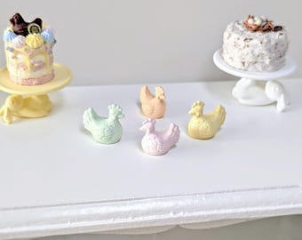 Miniature Easter chicken, miniature chicken, 1:12 scale, dollhouse miniature hen, mini chicken, miniature hen, dollhouse miniature.