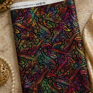 Può includere: Un rotolo di tessuto con un vivace motivo paisley in una gamma di colori tra cui rosso, giallo, verde e blu su sfondo nero. Il tessuto presenta un design ripetuto di foglie stilizzate ed elementi floreali.