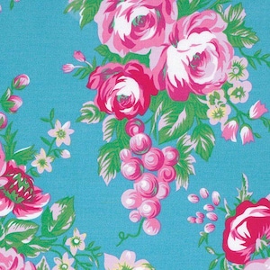 Peut inclure: Motif floral avec de grandes roses roses à centres blancs, des feuilles vertes et de petites fleurs roses sur un fond turquoise vif. Le motif a une ambiance vintage et romantique, adapté au tissu ou au papier peint.