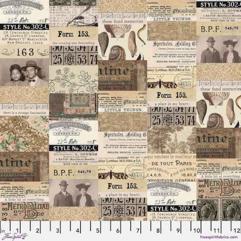 Op de afbeelding: Een stoffen paneel met een collage van vintage ephemera, waaronder oude foto's, ticketstubs en handgeschreven notities. Het ontwerp heeft een sepia-kleurenpalet met tekst en illustraties.