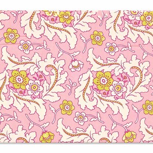 Op de afbeelding: Roze stof met een herhalend bloemenpatroon. Het ontwerp toont gele en witte bloemen, samen met crèmekleurige bladeren en stelen. De stof heeft een lichtroze achtergrond en een crèmekleurige rand aan de linkerkant.