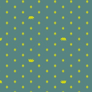 Puede incluir: Un fondo verde azulado con un patrón repetitivo de siluetas de osos amarillos y formas geométricas amarillas. Los osos están en varias poses, algunos de pie y otros tumbados. Las formas geométricas son estrellas de cuatro puntas.