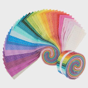 Puede incluir: Un surtido arcoíris de tiras de tela, desplegadas para mostrar un espectro de colores. Las tiras de tela están enrolladas en espiral, mostrando una variedad de patrones, incluyendo lunares y rayas. Ideal para proyectos de patchwork y manualidades.